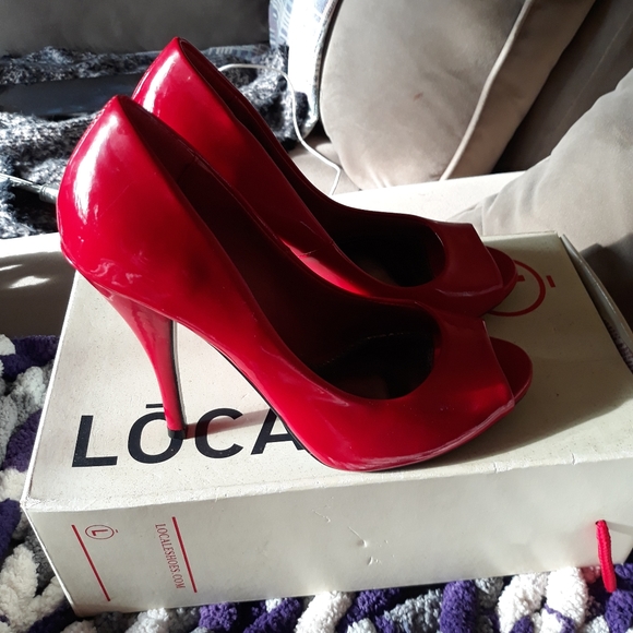 Shoes, red pumps, size 7, never been worn, bbn patent leather - Picture 2 of 3